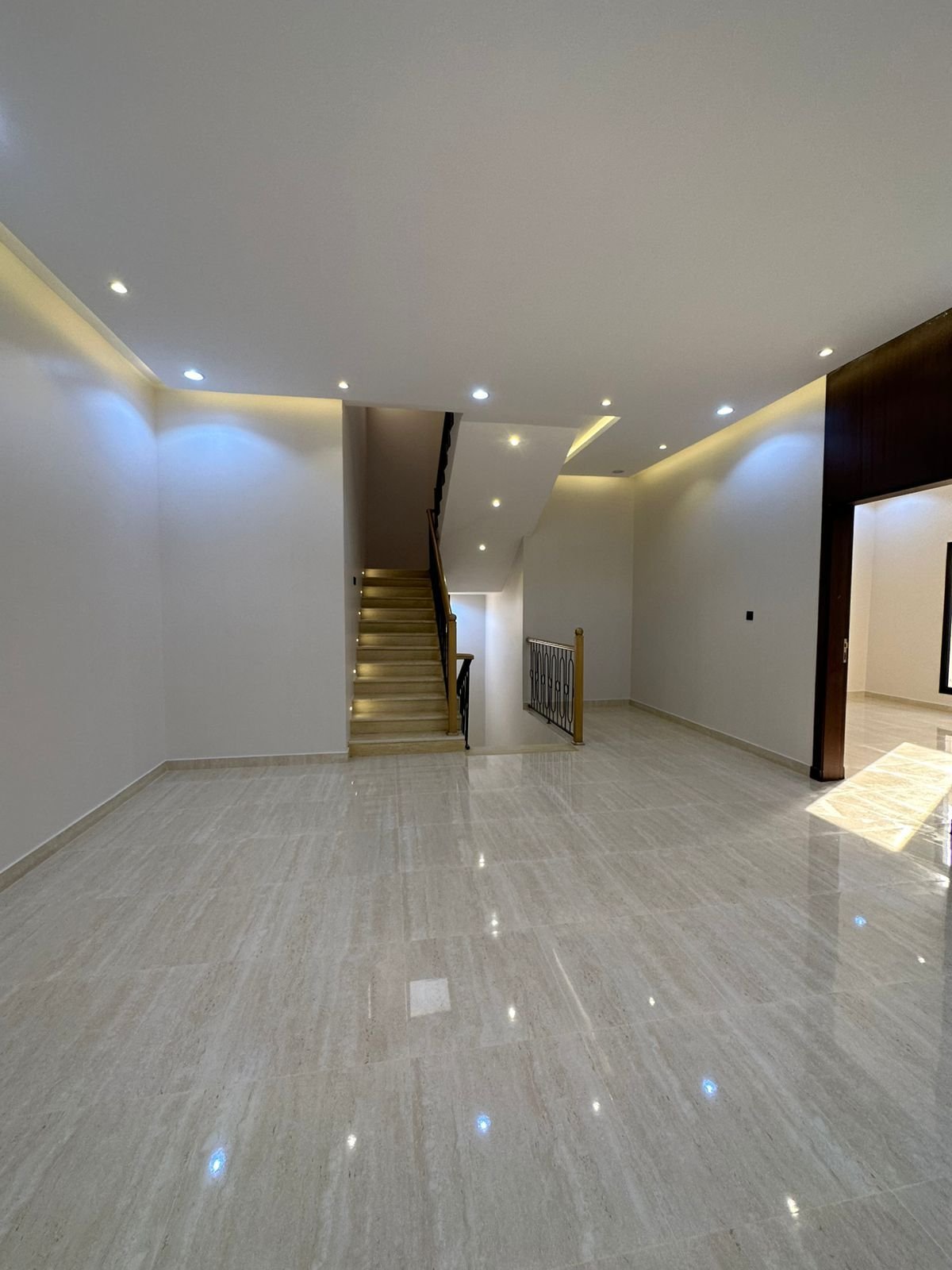 معلم أصباغ في الدمام أثناء تنفيذ الدهان